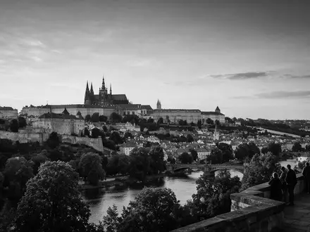 Schwarzweiss-Reportagebild vom Wahrzeichen Prager Burg in Prag Tschechien, dokumentarische Reisefotografie mit starken Kontrasten - Foto: THN