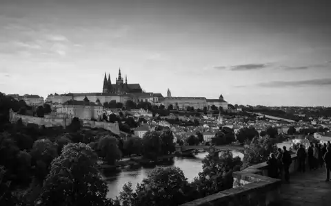 Schwarzweiss-Reportagebild vom Wahrzeichen Prager Burg in Prag Tschechien, dokumentarische Reisefotografie mit starken Kontrasten - Foto: THN