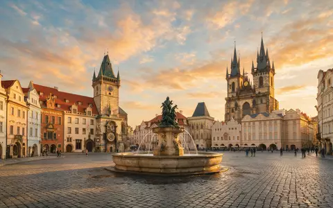 Fotorealistische Panoramaaufnahme von Altstädter Ring Prag in Prag Tschechien, warmes Abendlicht auf Wahrzeichen - Foto: THN