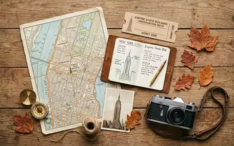 Flatlay-Reise-Arrangement rund um Empire State Building in New York City USA, Karte Kompass Kamera und - Foto: THN