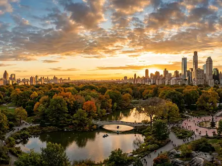 Fotorealistische Panoramaaufnahme von Central Park New York in New York City USA, warmes Abendlicht auf - Foto: THN