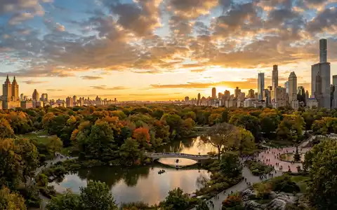 Fotorealistische Panoramaaufnahme von Central Park New York in New York City USA, warmes Abendlicht auf - Foto: THN