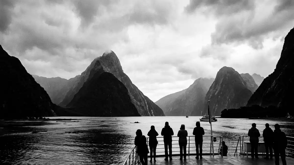 Schwarzweiss-Reportage vom Wahrzeichen Milford Sound in Milford Sound, Neuseeland