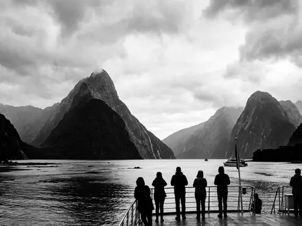 Schwarzweiss-Reportagebild vom Wahrzeichen Milford Sound in Milford Sound Neuseeland, dokumentarische Reisefotografie mit starken Kontrasten - Foto: THN