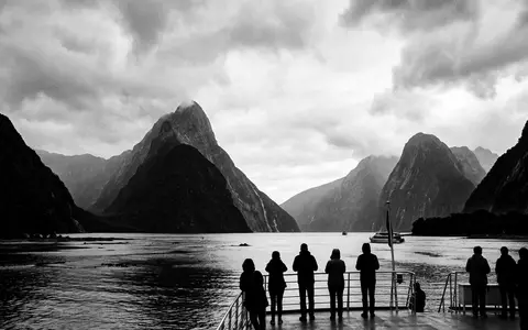Schwarzweiss-Reportagebild vom Wahrzeichen Milford Sound in Milford Sound Neuseeland, dokumentarische Reisefotografie mit starken Kontrasten - Foto: THN