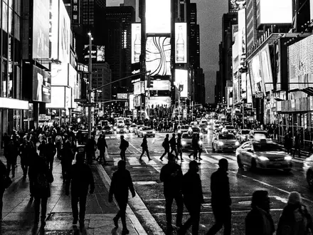Schwarzweiss-Reportagebild vom Wahrzeichen Times Square New York in New York City USA, dokumentarische Reisefotografie mit - Foto: THN