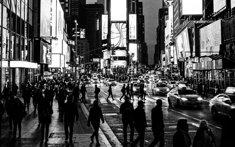 Schwarzweiss-Reportagebild vom Wahrzeichen Times Square New York in New York City USA, dokumentarische Reisefotografie mit - Foto: THN