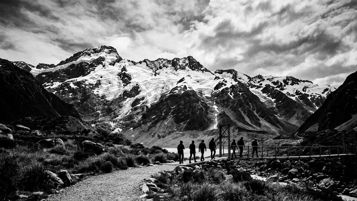 Schwarzweiss-Reportage vom Wahrzeichen Aoraki-Mount-Cook-Nationalpark in Mount Cook Village,…