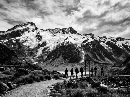 Schwarzweiss-Reportagebild vom Wahrzeichen Aoraki-Mount-Cook-Nationalpark in Mount Cook Village Neuseeland, dokumentarische Reisefotografie mit starken Kontrasten - Foto: THN