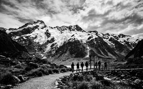 Schwarzweiss-Reportagebild vom Wahrzeichen Aoraki-Mount-Cook-Nationalpark in Mount Cook Village Neuseeland, dokumentarische Reisefotografie mit starken Kontrasten - Foto: THN
