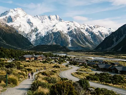 Editorialbild im Reisemagazin-Stil vom Wahrzeichen Aoraki-Mount-Cook-Nationalpark in Mount Cook Village Neuseeland, ausgewogene Bildgestaltung und natuerliches - Foto: THN
