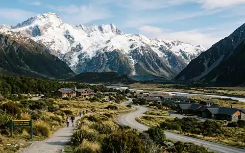 Editorialbild im Reisemagazin-Stil vom Wahrzeichen Aoraki-Mount-Cook-Nationalpark in Mount Cook Village Neuseeland, ausgewogene Bildgestaltung und natuerliches - Foto: THN