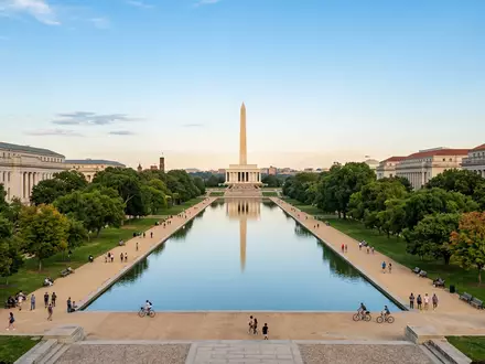 Editorialbild im Reisemagazin-Stil vom Wahrzeichen National Mall Washington in Washington, D.C. USA, ausgewogene Bildgestaltung und - Foto: THN