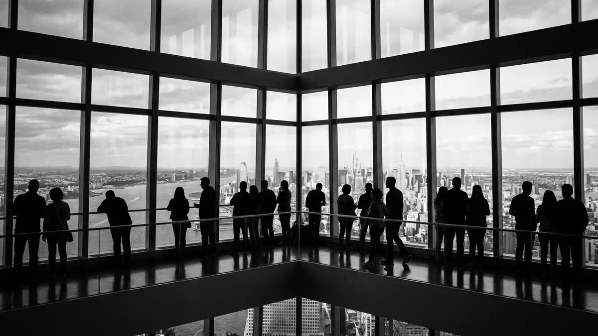 Schwarzweiss-Reportage vom Wahrzeichen One World Observatory in New York City, USA