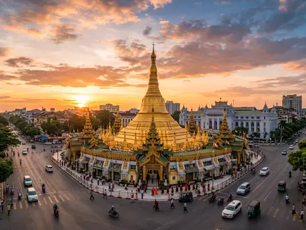 Fotorealistische Panoramaaufnahme von Sule-Pagode Yangon in Yangon Myanmar, warmes Abendlicht auf Wahrzeichen - Foto: THN