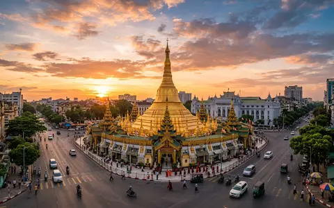 Fotorealistische Panoramaaufnahme von Sule-Pagode Yangon in Yangon Myanmar, warmes Abendlicht auf Wahrzeichen - Foto: THN