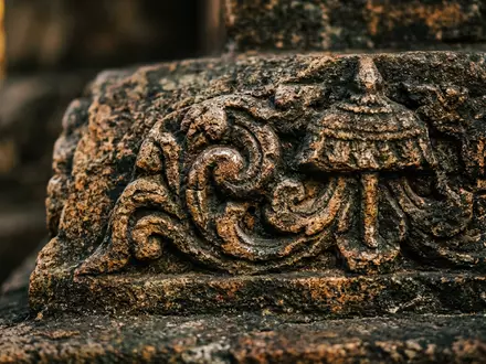 Extreme Makroaufnahme eines Materialdetails am Wahrzeichen Sule-Pagode Yangon in Yangon Myanmar, taktile Struktur und weiches - Foto: THN