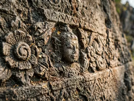 Extreme Makroaufnahme eines Materialdetails am Wahrzeichen Mount Popa in Kyaukpadaung Myanmar, taktile Struktur und weiches - Foto: THN