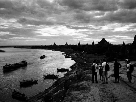 Schwarzweiss-Reportagebild vom Wahrzeichen Irrawaddy-Flusskreuzfahrt in Bagan Myanmar, dokumentarische Reisefotografie mit starken Kontrasten - Foto: THN