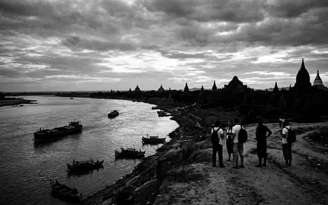Schwarzweiss-Reportagebild vom Wahrzeichen Irrawaddy-Flusskreuzfahrt in Bagan Myanmar, dokumentarische Reisefotografie mit starken Kontrasten - Foto: THN