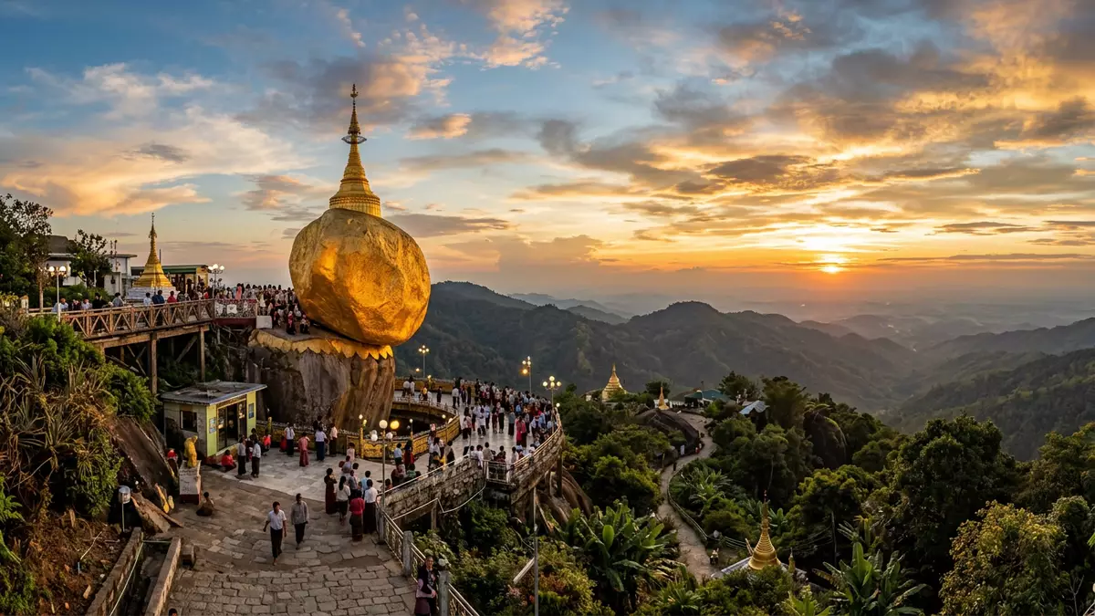 Fotorealistische Ansicht von Goldener Felsen Kyaiktiyo in Kyaikto, Myanmar im Abendlicht