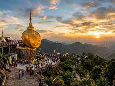 Fotorealistische Panoramaaufnahme von Goldener Felsen Kyaiktiyo in Kyaikto Myanmar, warmes Abendlicht auf Wahrzeichen - Foto: THN