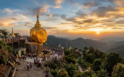 Fotorealistische Panoramaaufnahme von Goldener Felsen Kyaiktiyo in Kyaikto Myanmar, warmes Abendlicht auf Wahrzeichen - Foto: THN