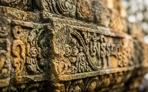 Extreme Makroaufnahme eines Materialdetails am Wahrzeichen Goldener Felsen Kyaiktiyo in Kyaikto Myanmar, taktile Struktur und - Foto: THN