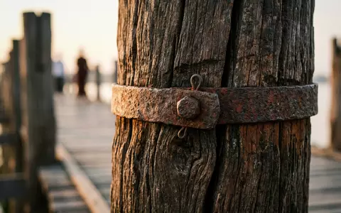 Extreme Makroaufnahme eines Materialdetails am Wahrzeichen U-Bein-Brucke in Amarapura Myanmar, taktile Struktur und weiches Seitenlicht - Foto: THN