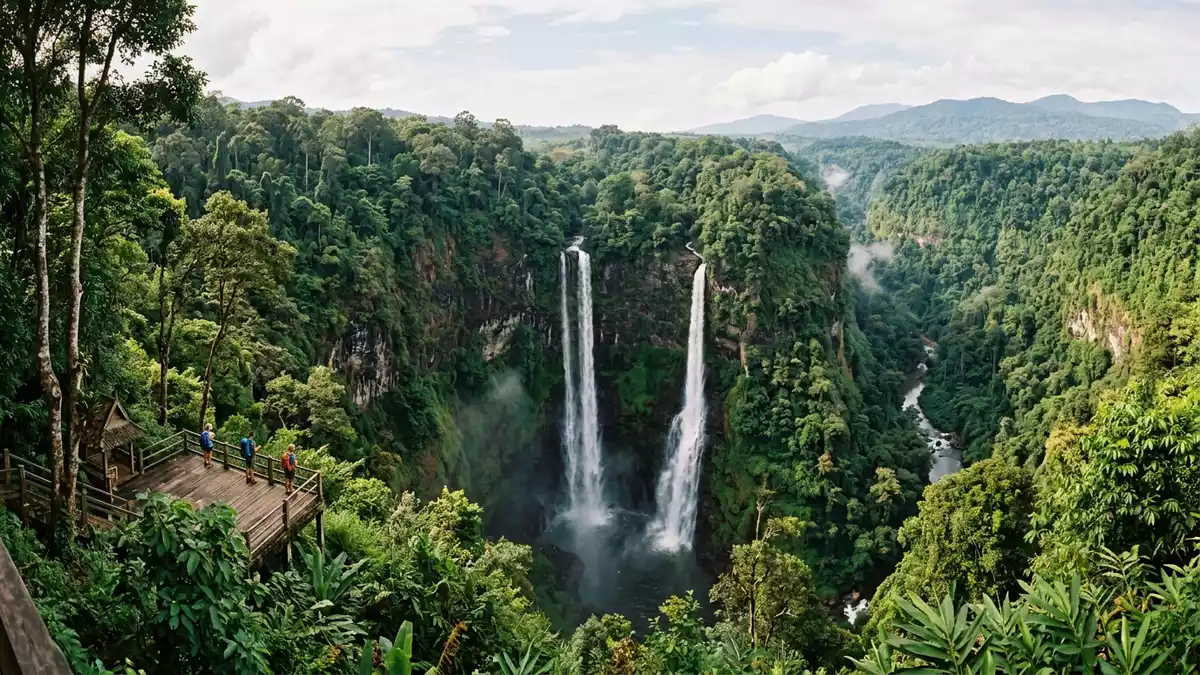 Editorial-Reisemagazinbild vom Wahrzeichen Tad-Fane-Wasserfall in Pakse, Laos
