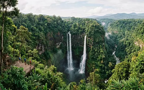 Editorialbild im Reisemagazin-Stil vom Wahrzeichen Tad-Fane-Wasserfall in Pakse Laos, ausgewogene Bildgestaltung und natuerliches Umgebungslicht - Foto: THN