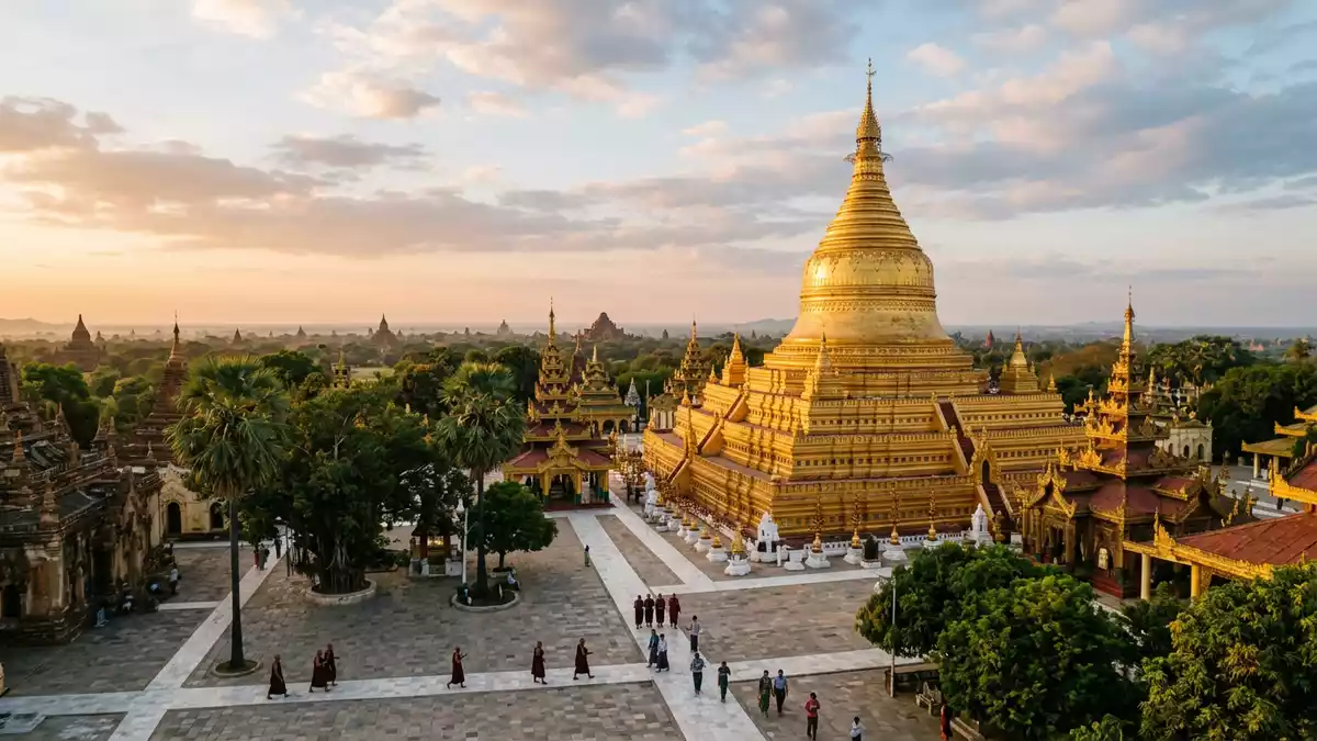 Editorial-Reisemagazinbild vom Wahrzeichen Shwezigon-Pagode in Bagan, Myanmar