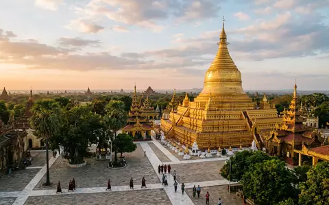 Editorialbild im Reisemagazin-Stil vom Wahrzeichen Shwezigon-Pagode in Bagan Myanmar, ausgewogene Bildgestaltung und natuerliches Umgebungslicht - Foto: THN