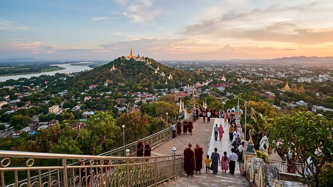 Editorial-Reisemagazinbild vom Wahrzeichen Mandalay Hill in Mandalay, Myanmar