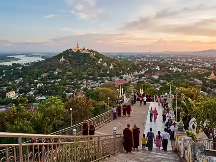 Editorialbild im Reisemagazin-Stil vom Wahrzeichen Mandalay Hill in Mandalay Myanmar, ausgewogene Bildgestaltung und natuerliches Umgebungslicht - Foto: THN