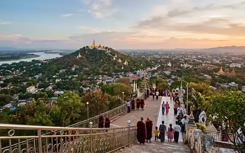 Editorialbild im Reisemagazin-Stil vom Wahrzeichen Mandalay Hill in Mandalay Myanmar, ausgewogene Bildgestaltung und natuerliches Umgebungslicht - Foto: THN