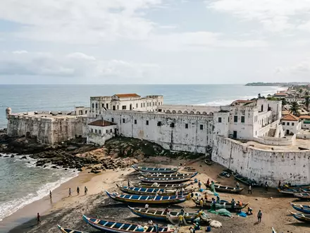 Editorialbild im Reisemagazin-Stil vom Wahrzeichen Cape Coast Castle in Cape Coast Ghana, ausgewogene Bildgestaltung und - Foto: THN