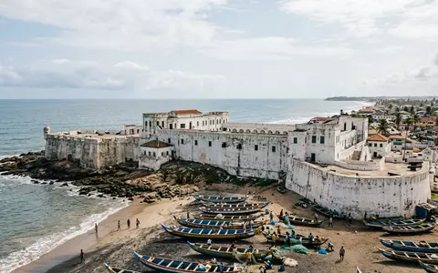 Editorialbild im Reisemagazin-Stil vom Wahrzeichen Cape Coast Castle in Cape Coast Ghana, ausgewogene Bildgestaltung und - Foto: THN