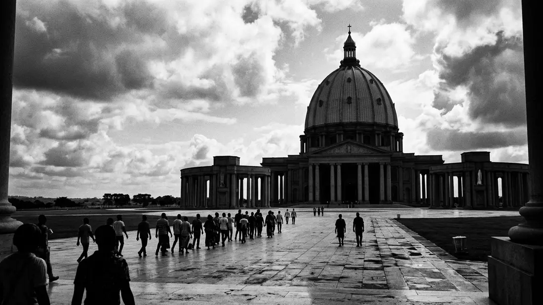 Schwarzweiss-Reportage vom Wahrzeichen Basilika von Yamoussoukro in Yamoussoukro, Elfenbeink…