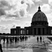 Schwarzweiss-Reportagebild vom Wahrzeichen Basilika von Yamoussoukro in Yamoussoukro Elfenbeinkuste, dokumentarische Reisefotografie mit starken Kontrasten - Foto: THN