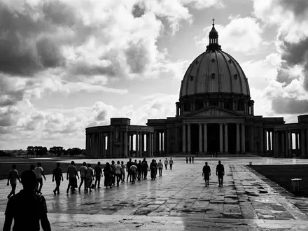 Schwarzweiss-Reportagebild vom Wahrzeichen Basilika von Yamoussoukro in Yamoussoukro Elfenbeinkuste, dokumentarische Reisefotografie mit starken Kontrasten - Foto: THN