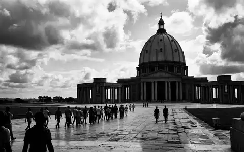 Schwarzweiss-Reportagebild vom Wahrzeichen Basilika von Yamoussoukro in Yamoussoukro Elfenbeinkuste, dokumentarische Reisefotografie mit starken Kontrasten - Foto: THN