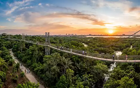 Fotorealistische Panoramaaufnahme von Lekki Conservation Centre in Lagos Nigeria, warmes Abendlicht auf Wahrzeichen - Foto: THN