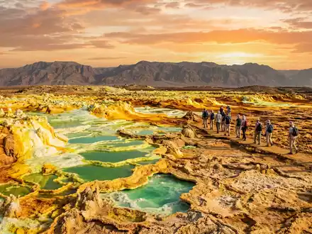 Fotorealistische Panoramaaufnahme von Danakil-Senke in Dallol Athiopien, warmes Abendlicht auf Wahrzeichen im Reisemotiv - Foto: THN