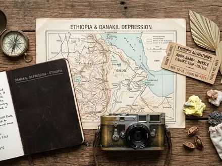 Flatlay-Reise-Arrangement rund um Danakil-Senke in Dallol Athiopien, Karte Kompass Kamera und generische Reiserequisiten - Foto: THN