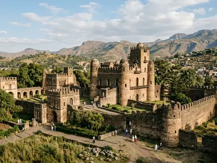 Editorialbild im Reisemagazin-Stil vom Wahrzeichen Fasil Ghebbi Gondar in Gondar Athiopien, ausgewogene Bildgestaltung und natuerliches - Foto: THN