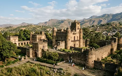 Editorialbild im Reisemagazin-Stil vom Wahrzeichen Fasil Ghebbi Gondar in Gondar Athiopien, ausgewogene Bildgestaltung und natuerliches - Foto: THN