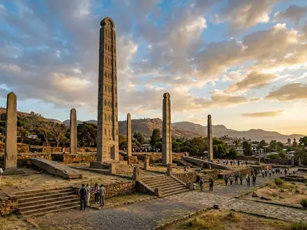 Fotorealistische Panoramaaufnahme von Stelen von Aksum in Aksum Athiopien, warmes Abendlicht auf Wahrzeichen - Foto: THN