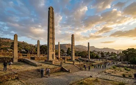 Fotorealistische Panoramaaufnahme von Stelen von Aksum in Aksum Athiopien, warmes Abendlicht auf Wahrzeichen - Foto: THN