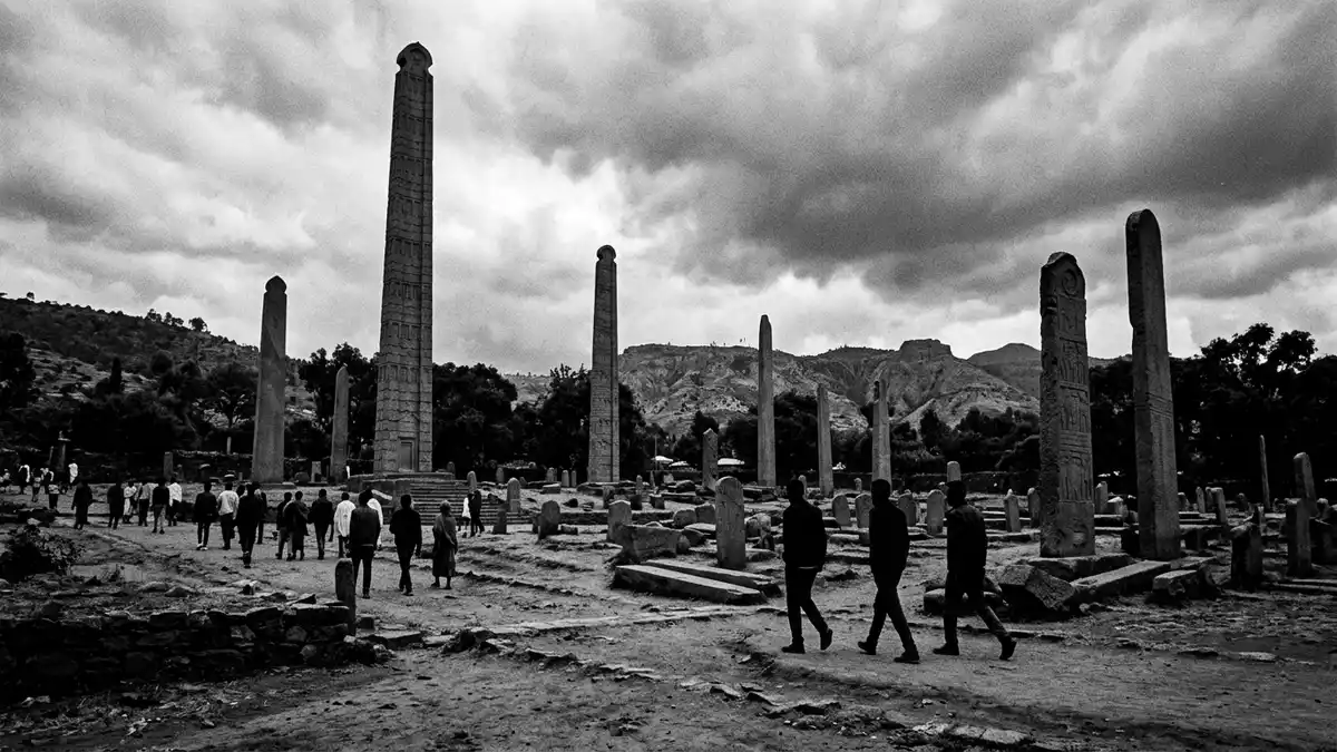 Schwarzweiss-Reportage vom Wahrzeichen Stelen von Aksum in Aksum, Athiopien